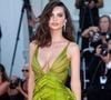 "Sidérante" en lingerie rouge, Emily Ratajkowski revendique sa sensualité sur ces images "puissamment sexy et féministes"