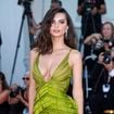 "Sidérante" en lingerie rouge, Emily Ratajkowski revendique sa sensualité sur ces images "puissamment sexy et féministes"