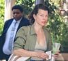 "C'est un homme ?", "Elle fait toujours la gueule" : l'iconique Milla Jovovich  ose la Fashion Week à bientôt 50 ans et ça agace les machos