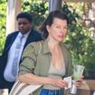 "C'est un homme ?", "Elle fait toujours la gueule" : l'iconique Milla Jovovich ose la Fashion Week à bientôt 50 ans et ça agace les machos