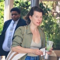 "C'est un homme ?", "Elle fait toujours la gueule" : l'iconique Milla Jovovich ose la Fashion Week à bientôt 50 ans et ça agace les machos