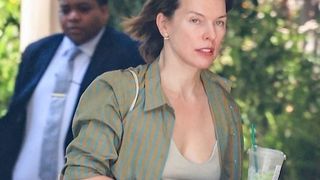 "C'est un homme ?", "Elle fait toujours la gueule" : l'iconique Milla Jovovich ose la Fashion Week à bientôt 50 ans et ça agace les machos