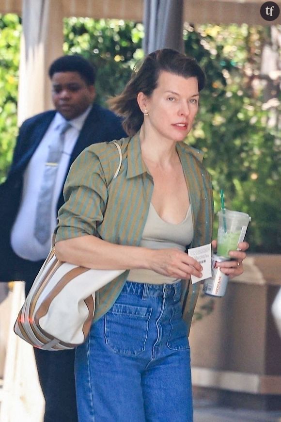 "C'est un homme ?", "Elle fait toujours la gueule" : l'iconique Milla Jovovich  ose la Fashion Week à bientôt 50 ans et ça agace les machos