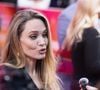 "Angelina Jolie fait la tournée des tapis rouges avec Louis Garrel pour le film Coutures et les commentaires y vont dans la saillie sexiste : Elle pourrait être sa mère ! Elle est trop vieilles pour lui ! Alors qu'ils n'ont que huit ans de différence. C'est de l'âgisme et de la misogynie.", étrille ainsi le compte Instagram de Miranda Divak, pourvoyeuse de critiques sociales particulièrement bien senties. Si l'inverse était immortalisé par les photographes, un homme plus âgé que sa binôme de tapis rouges, il ne choquerait guère : cette différence d'âge est normalisée dans ce sens. Des alias fictifs de nos ocmédiens préférés (dans les films, l'écart d'âge va toujours dans le même sens) aux couples de superstars dans la vraie vie.