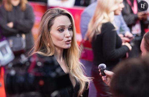 "Angelina Jolie fait la tournée des tapis rouges avec Louis Garrel pour le film Coutures et les commentaires y vont dans la saillie sexiste : Elle pourrait être sa mère ! Elle est trop vieilles pour lui ! Alors qu'ils n'ont que huit ans de différence. C'est de l'âgisme et de la misogynie.", étrille ainsi le compte Instagram de Miranda Divak, pourvoyeuse de critiques sociales particulièrement bien senties. Si l'inverse était immortalisé par les photographes, un homme plus âgé que sa binôme de tapis rouges, il ne choquerait guère : cette différence d'âge est normalisée dans ce sens. Des alias fictifs de nos ocmédiens préférés (dans les films, l'écart d'âge va toujours dans le même sens) aux couples de superstars dans la vraie vie.