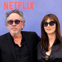 "La belle et la bête": Monica Bellucci et Tim Burton en amoureux sur le tapis rouge, ils déchaînent les haters
