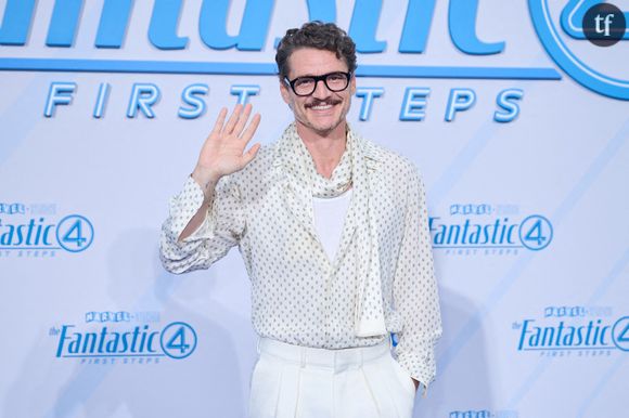 Pedro Pascal ne veut plus être rasé pour un rôle

Lors d'une interview "Agree To Disagree" de LADBibble avec sa co-star de The Fantastic Four:First Steps, Vanessa Kirby, où ils ont été invités à débattre pour savoir si les moustaches sont plus sexy que les barbes, la star de The Last of Us a parlé de ses anciens looks. Pedro Pascal a longtemps arboré une barbe, mais un rôle l'a obligé à être rasé de près. Il s'agissait du méchant Maxwell Lord dans "Wonder Woman 1984", la suite de super-héros de Patty Jenkins et Gal Gadot, sortie simultanément au cinéma et sur HBO Max le jour de Noël 2020. "Dans Wonder Woman 1984, j'étais tellement horrifié par mon apparence. J'ai adoré le film, mais j'étais tellement horrifié par mon apparence que je n'y suis jamais retourné, sauf en cas d'absolue nécessité", a-t-il déclaré.