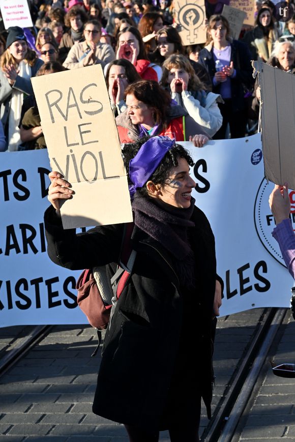 "Fallait être soumise, fallait céder et fallait pas se plaindre", entend-t-on encore.