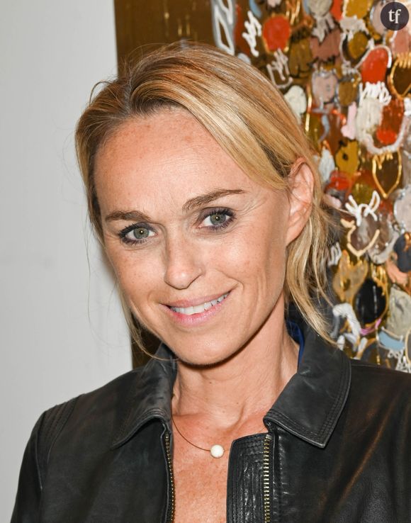 Cecile de Ménibus célèbre ses bien méritées vacances avec éloquence. Sur de tout récents clichés abondamment commentées, l'animatrice star, et personnalité télévisuelle bien connue des Français, qui a marquée toute une génération - celle des années 2000 - s'autorise quelques poses en maillot de bain. A 54 ans, la star semble redoubler de confiance et de bien être, ce dont attestent les internautes dans les réactions, largement bienveillantes.