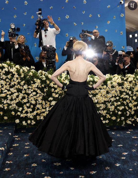 Sa coupe pixie bicolore -blonde sur le dessus qui est plus court et brune sur le dessous- dévoile sa nuque.