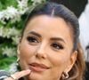Une routine sportive calibrée

Prendre de l’âge n’a rien d’un tabou pour Eva Longoria. "Je veux juste bien vieillir. Être en bonne santé, être capable de bouger le plus longtemps possible, pouvoir jouer et profiter de mon fils, voyager partout, escalader une montagne…", a-t-elle confié à nos confrères de Madame Figaro en mars 2025. Si la comédienne peut remercier la génétique, elle s’attache aussi à maintenir une routine sportive rigoureuse. Boxe, renforcement musculaire, yoga… Eva Longoria s’entraîne au moins une heure par jour. Lors d’une interview accordée au magazine américain Women’s Health, l’actrice avait d’ailleurs fait part de son engouement pour le trampoline, une discipline qu’elle pratique 5 fois par semaine durant 30 à 45 minutes. Adepte des plats gourmands mais sains, elle partage également son amour pour la cuisine dans des vidéos sur son compte Instagram.