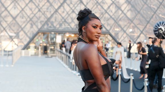 "C'est la foire au gras" : Aya Nakamura dévoile ses sous vêtements en naked dress, et les racistes sont de sortie