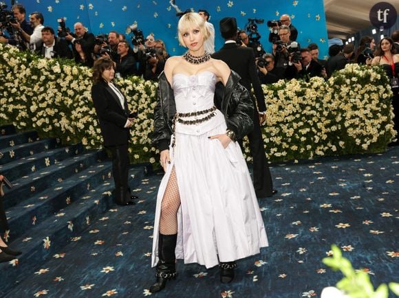 Angèle s'engage encore plus que d'habitude. Figure évidente du pop féminisme, ce courant éclot des réseaux sociaux, qui associe le féminisme au militantisme en ligne et à la pop culture (génération Beyoncé), la chanteuse belge a fédéré la jeunesse "éveillée" avec des tubes comme Balance ton quoi (sur les porcs), Ta reine (le coming out lesbien) et bien d'autres ayant trait aux violences conjugales, à la santé mentale, à la sororité, aux violences sexistes et sexuelles.