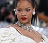 Auprès de E! News, Rihanna l'avoue d'autant plus : elle "adore" être une mère au foyer. Rihanna emploie plus précisément l'expression "homebody", autrement dit, "casanière", et surtout, l'expression "homemaker" pas si éloignée de "housewive" : "homemaker" signifie effectivement... "Ménagère".