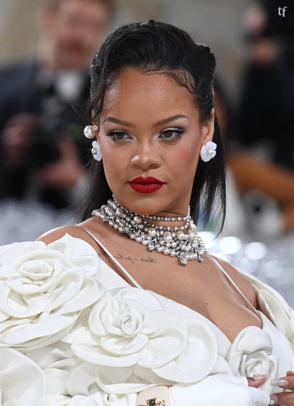 Auprès de E! News, Rihanna l'avoue d'autant plus : elle "adore" être une mère au foyer. Rihanna emploie plus précisément l'expression "homebody", autrement dit, "casanière", et surtout, l'expression "homemaker" pas si éloignée de "housewive" : "homemaker" signifie effectivement... "Ménagère".