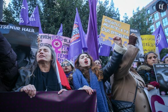 Dans les commentaires sous la vidéo, on retrouve de nombreux témoignages de femmes disant avoir appelé pour elle-même ou parce qu’elles avaient entendu des cris dans le voisinage et avoir vécu une situation similaire. Un constat déplorable quand on sait que le premier féminicide de 2025 a déjà eu lieu. Dans la nuit du 31 décembre au 1er janvier, une mère de 51 ans a trouvé la mort des suites des coups de son mari. C’est lui qui aurait appelé les autorités indiquant avoir commis “une grosse bêtise”.