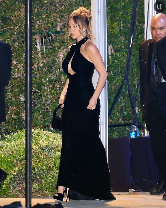 Sydney Sweeney défraie la chronique. Elle en a l'habitude. Cette robe est inusuelle et intéressante, tout en dentelle blanche. Néanmoins, les haters sont de sortie et se croient à la Fashion Week.