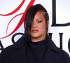 Rihanna et A$AP Rocky ont fait une arrivée remarquée à la cérémonie des Gotham Awards de lundi 1er décembre. Et si le couple a ébloui le tapis rouge, l’interprète de “Umbrella” a été la cible de critiques sur sa tenue et de commentaires grossophobes.