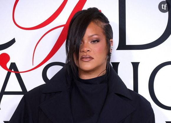 Rihanna et A$AP Rocky ont fait une arrivée remarquée à la cérémonie des Gotham Awards de lundi 1er décembre. Et si le couple a ébloui le tapis rouge, l’interprète de “Umbrella” a été la cible de critiques sur sa tenue et de commentaires grossophobes.
