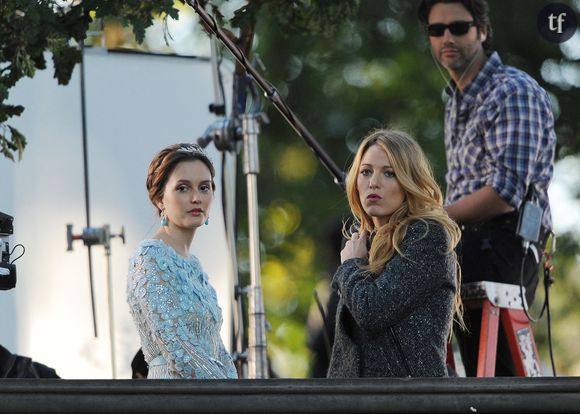 Pourquoi le post de Blake Lively est-il critiqué ?

Si certains fans se sont réjouis de ces souvenirs, espérant une réunion du cast, d'autres n'hésitent pas à tomber sur l'actrice, la jugeant opportuniste et hypocrite. Et pour cause, les rumeurs autour de l'ambiance sur le tournage de Gossip Girl vont bon train depuis des années. D'après les bruits qui courent à Hollywood, il y aurait eu de vives tensions entre l'interprète de Serena van der Woodsen et sa complice à l'écran Leighton Meester. "Pourquoi agit-elle comme si elle était gentille et la meilleure amie de Leighton ?", interroge un internaute. "Tellement fake, tout le casting a dit qu'ils n'avaient aucune relation avec elle", ajoute un autre. "Elle fait ça parce que Leighton jouera dans la saison 2 de Nobody Wants This et qu'elle va recevoir de l'attention", estime encore un utilisateur. 

Plusieurs fans reprochent à l'actrice de soudainement montrer un attachement à une série qu'elle n'a jamais vraiment défendue pendant de nombreuses années. Dans une interview pour Allure en 2015, elle expliquait que Gossip Girl lui avait parfois paru personnellement compromettant : "Les gens ont adoré, mais ça m'a toujours semblé un peu compromettant personnellement ; on veut faire passer un meilleur message".