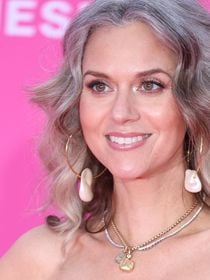 "Elle est si naturelle" : cette actrice de série culte célèbre ses cheveux grisonnants et rend fous les fans sur le tapis rouge
