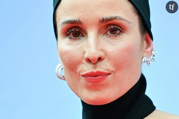 Et si c’était “difficile” pour Noomi Rapace d’incarner un personnage avec une vision opposée à la sienne, elle ne regrette pas pour autant que ce discours soit inclus dans la narration, au contraire : “J’adore que Teona  [Strugar Mitevska, ndlr] ait inclus ça dans le film et qu’on le remette en question, que ça devienne une conversation où on peut entendre, on peut écouter et débattre”.