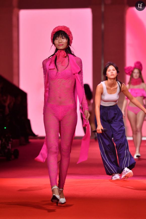 Et sa consoeur Solann, autre voix captivante et féministe, d’abonder : “Quand je vois les commentaires que je me prends sur les réseaux sociaux… C’est toujours basé sur mon genre. Ça va du cliché de la féministe hystérique à « espèce d’intello, la pute ». (rires) On ne dira jamais cela d’un mec.”.