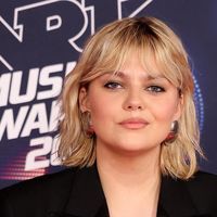 "Une bombe atomique", "Super sexy" : Louane fait grimper la température en corset résille et mini short et affole ses fans