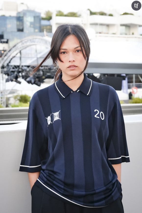 Dans une longue interview indispensable et sororale à lire dans le magazine musical Tsugi, la chanteuse de 27 ans, et grand espoir de la nouvelle scène française, véritable ovni en ce domaine (son premier album électro-pop, Industry Plant, aborde avec une fausse insouciance les sujets les plus crus), converse aux côtés de ses consoeurs Solann et Yoa notamment.