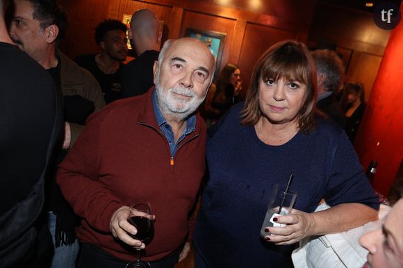 L’actrice de 68 ans a perdu sa mère en 1985 et pour cette personnalité joviale, ça a longtemps été quelque chose qu’elle ne voulait pas partager et qu’elle ne reconnaissait pas. Un déni qui a malheureusement fini par la rattraper violemment : “On est un peu comme scotché, comme si on prenait un 38 tonnes dans la gueule en se disant ‘bah mince alors ! Je traversais tranquillement sur les clous et tout à coup ça ne va pas’”.