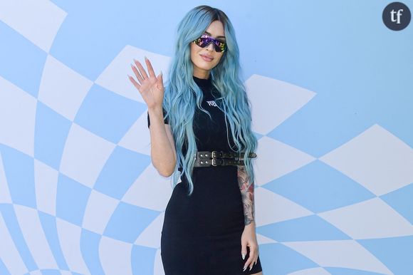 Jimmy Kimmel rit face à cette anecdote choquante et poursuit en lui montrant un dessin d'eux deux entrain de coucher ensemble.