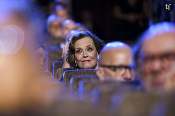 Sigourney Weaver rappelle dans son discours que les femmes n'ont d'autre choix que de "ne jamais abandonner" si elles veulent atteindre leurs rêves. C'est une vision réaliste de notre société patriarcale, et un tacle en douceur à l'expression "femme forte"...