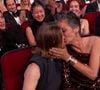 "L'amour !" : Jodie Foster embrasse sa femme pour fêter sa victoire aux Emmy Awards