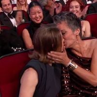 "L'amour !" : la géniale Jodie Foster embrasse sa femme pour fêter sa victoire aux Emmy Awards