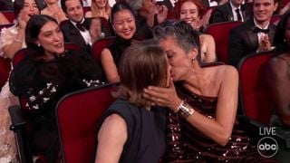 "L'amour !" : la géniale Jodie Foster embrasse sa femme pour fêter sa victoire aux Emmy Awards