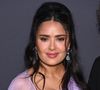 Salma Hayek a l'habitude de la jouer "comme Dua" en alignant les clichés en maillot et bikini, en de vastes paysages idylliques, sur ses réseaux sociaux - un geste solaire qui la lie à la chanteuse, elle aussi connue pour passer sa vie en vacances.