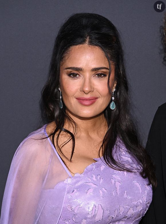 Salma Hayek a l'habitude de la jouer "comme Dua" en alignant les clichés en maillot et bikini, en de vastes paysages idylliques, sur ses réseaux sociaux - un geste solaire qui la lie à la chanteuse, elle aussi connue pour passer sa vie en vacances.
