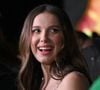 Dans une vidéo publiée sur Instagram, Millie Bobby Brown est filmée vêtue d'un petit short noir fluide et d'un gilet noir à manches longues qu'elle n'a pas entièrement boutonnée, laissant apparaitre son ventre.