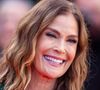 Teri Hatcher pose fièrement au naturel
"En marchant au coucher du soleil, à cette heure magique que tout directeur de la photographie oscarisé rechercherait, je me suis demandé quelle était la différence et si cela avait de l'importance", a commencé l'actrice de 60 ans. "Voici donc une photo sans filtre de moi face au soleil, et avec lui dans mon dos. Chaque ride... raconte une histoire d'efforts humains réels, de succès et d'imperfections", a-t-elle poursuivi. La star a même encouragé ses followers à regarder de plus près ses photos au naturel : "N'hésitez pas à zoomer".
