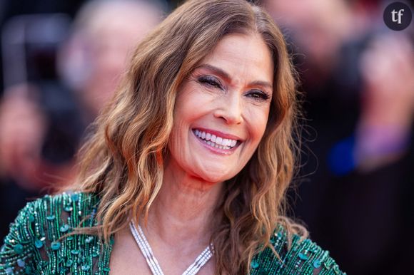 Teri Hatcher pose fièrement au naturel

"En marchant au coucher du soleil, à cette heure magique que tout directeur de la photographie oscarisé rechercherait, je me suis demandé quelle était la différence et si cela avait de l'importance", a commencé l'actrice de 60 ans. "Voici donc une photo sans filtre de moi face au soleil, et avec lui dans mon dos. Chaque ride... raconte une histoire d'efforts humains réels, de succès et d'imperfections", a-t-elle poursuivi. La star a même encouragé ses followers à regarder de plus près ses photos au naturel : "N'hésitez pas à zoomer".