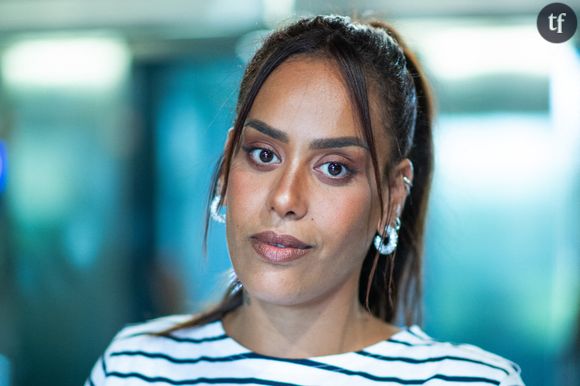 Amel Bent lassée des critiques sur son corps

Une preuve de plus que, peu importe leur silhouette, les femmes font toujours l'objet de commentaires sur leur corps. Et les critiques sur son poids, Amel Bent en a été la cible toute sa carrière. Après avoir essuyé des remarques grossophobes dans The Voice en 2022, elle avait répondu à ses détracteurs dans une story Instagram : "À toi grossophobe, ce n’est pas à nous de cacher nos corps, mais à toi de t’habituer à les voir tels qu’ils sont". Agacée d'être jugée soit trop grosse, soit trop maigre, elle avait tenu à mettre les choses au point, toujours sur son compte Instagram : "Que je prenne ou perde de poids ne me définit pas en tant qu'artiste, en tant que femme, ou en tant que mère. (...) Je suis la seule habitante de ce corps qui est le mien."

Dans une interview accordée à Télé-Loisirs en 2023, la chanteuse est revenue sur l'impact de ces critiques qui durent depuis ses débuts : "À 20 ans, les critiques sur mon poids me bouleversaient. Aujourd'hui, elles font moins mal. Je refuse de changer pour plaire à certains."