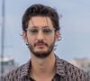 Pierre Niney s'inspire de Tom Cruise dans Magnolia. Le Scientologue y habite un contre emploi hallucinant dans la peau de cet homme au père monstrueux, qui s'est forgé un statut en défendant le culte de la virilité et la haine des femmes. En somme, c'est un masculiniste, aux très nombreux élèves, et à l'influence dangereuse. Qui met toujours au centre de ses réflexions la force fantasmée des organes génitaux masculins.