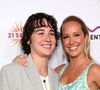 18 ans d'écart

Anna Camp s'est rendue dans la section commentaires d'Instagram la semaine dernière pour défendre sa romance naissante avec la styliste Jade Whipkey. Sous une publication de PinkNews, de nombreux internautes s'indignent sur l'écart d'âge entre les deux femmes. "Ce genre de différence d'âge dans n'importe quelle relation me met très mal à l'aise", commente l'un d'eux. "Ce n'est pas parce qu'elles sont lesbiennes que ça excuse cet écart d'âge bizarre", abonde un autre. "Le fait d'être homosexuel ne supprime pas le déséquilibre de pouvoir dans cette relation. Un écart d'âge aussi important n'est pas acceptable, quel que soit le sexe des parties", écrit encore un.