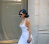 Kim Kardashian est la nouvelle Elizabeth Taylor. Vous ne le saviez pas ? L'influenceuse fashion la plus célèbre du monde le démontre sans bafouiller à la Fashion Week de Paris en recyclant les attributs iconiques de la reine hollywoodienne d'antan. Tenue hyper glam très décolletée et manteau en fausse fourrure de diva décomplexée ornent sa parade lors de l'événement mode prestigieux, alors que les bijoux que revêt la star d'Instagram viennent effectivement de "Liz".