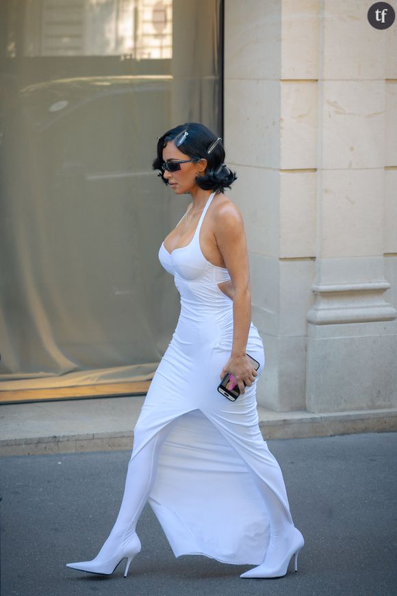 Kim Kardashian est la nouvelle Elizabeth Taylor. Vous ne le saviez pas ? L'influenceuse fashion la plus célèbre du monde le démontre sans bafouiller à la Fashion Week de Paris en recyclant les attributs iconiques de la reine hollywoodienne d'antan. Tenue hyper glam très décolletée et manteau en fausse fourrure de diva décomplexée ornent sa parade lors de l'événement mode prestigieux, alors que les bijoux que revêt la star d'Instagram viennent effectivement de "Liz".