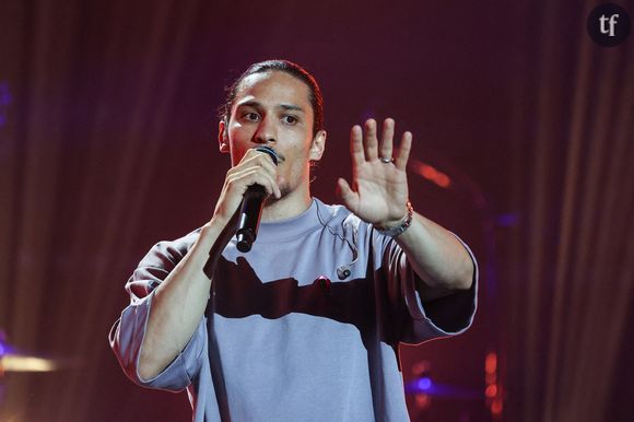 "J'en profite, s'il y a une fille qui sent un truc bizarre, n'hésitez pas à me le dire, j'adore me battre quand je suis sur scène, poursuit-il. Vous faites un petit signe et Superman déboule" , a-t-il poursuivi.