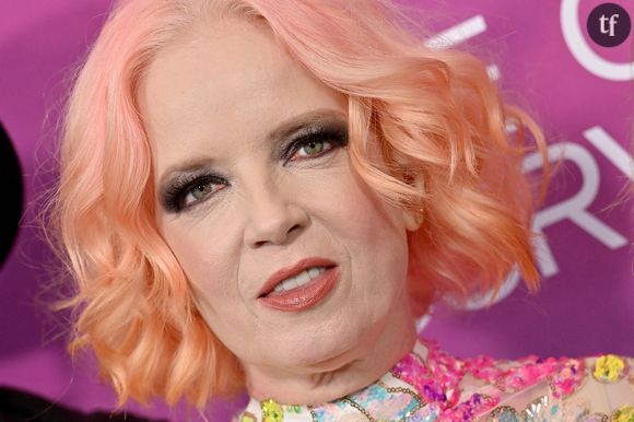 La chanteuse rebelle tacle encore : "Écoutez, j'ai presque soixante ans. Bien sûr, je ne vais pas ressembler à celle que j'avais à la fin de la vingtaine ?!? Honnêtement, je pense que ce serait un peu flippant si c'était le cas, mais bon, c'est juste moi".