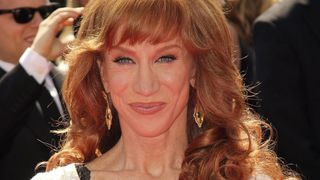 "Je suis une cougar, et alors ?" : cette actrice légendaire se dit fière "d'être aussi canon" et dénonce le sexisme anti-vieilles