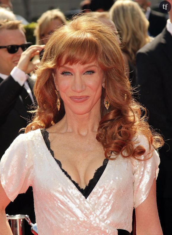 "Je suis une cougar, et alors ?" : cette actrice légendaire se dit fière "d'être aussi canon" et dénonce le sexisme anti-vieilles