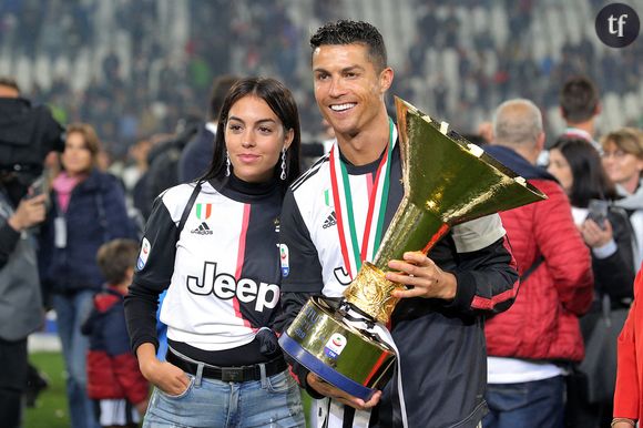 "Mais c'est pas une bague !" : Georgina (enfin) fiancée à Cristiano Ronaldo, sa bague de fiançailles fait le buzz